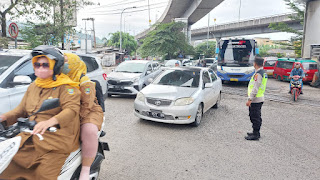 Cegah kemacetan, Personil Polsek KP Merak Polres Cilegon Laksanakan Pengaturan Lalu Lintas