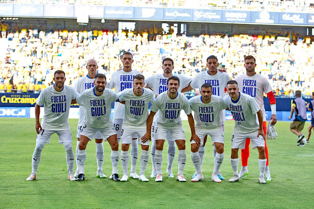 📸DEPORTIVO ALAVÉS 📆14 agosto 2024 ⬆Jon Guridi, Rafa Marín, Miguel De la Fuente, Abdel Abqar, Antonio Sivera. ⬇️Luis Rioja, Rubén Duarte, Abdel Abqar, Antonio Blanco, Ander Guevara, Aleksandar Sedlar, Andoni Gorosabel. Los jugadores llevan camisetas de apoyo a Giuliano Simeone, gravemente lesionado en un amistoso. CÁDIZ C. F. 1 🆚 DEPORTIVO ALAVÉS 0 Lunes 14/08/2023, 19:30 horas. Campeonato de Liga de 1ª División, LaLiga EASports, jornada 1. Cádiz, estadio Nuevo Mirandilla: 19.306 espectadores. GOLES: ⚽1-0: 7’, Fede San Emeterio.