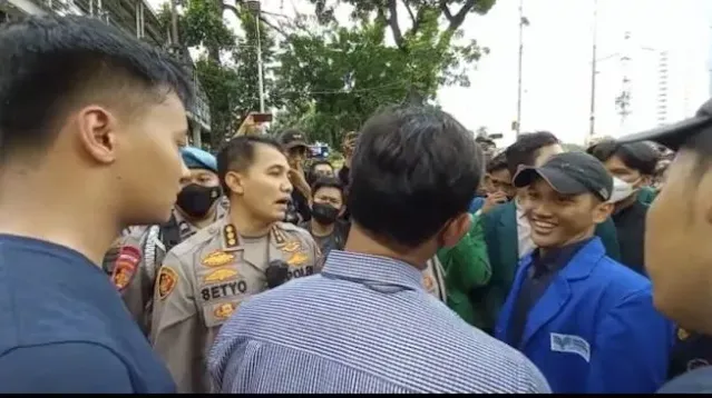 Acungkan Jari, Anak Buah Kombes Setyo Ikut Bentak Mahasiswa Pendemo Jokowi di Patung Kuda: Hormati Komandan Saya!