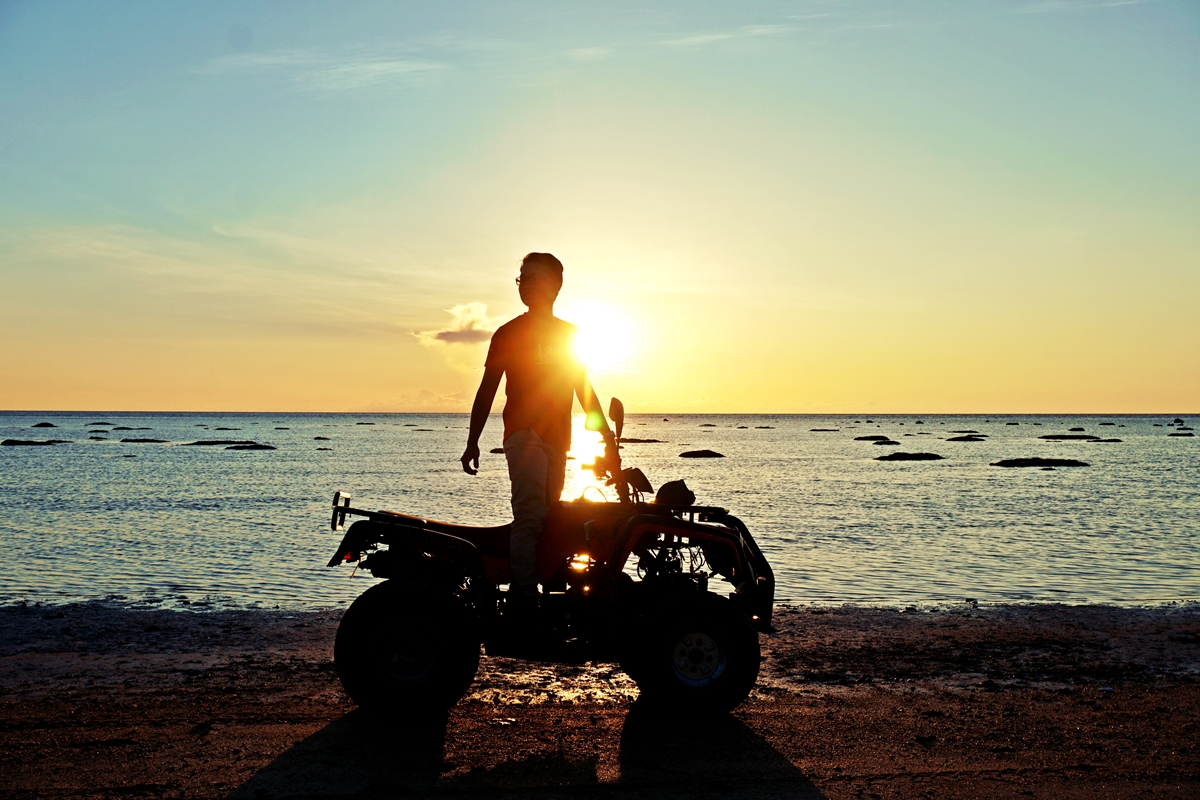 960+ Gambar Pasangan Romantis Di Pantai HD Terbaik