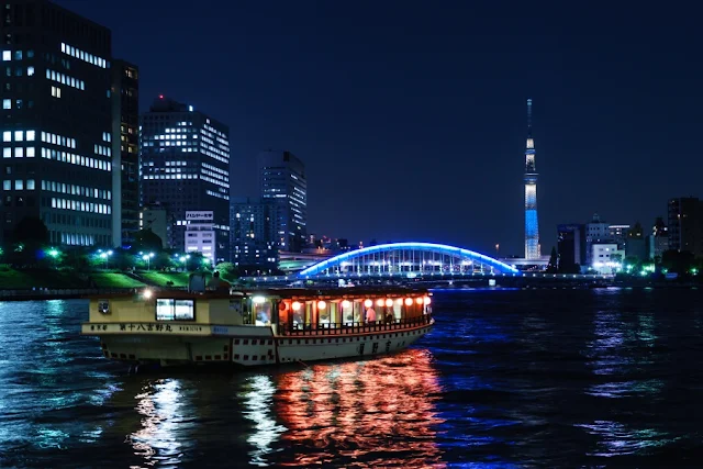 東京スカイツリーライティング「粋」と屋形船～中央大橋