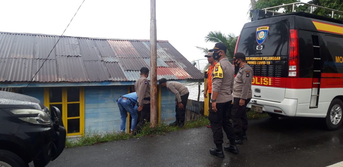 Kapolres Lingga Pantau Pemukiman Warga Sekitar Pesisir Pantai Yang Terdampak Akibat Cuaca Ekstrem.