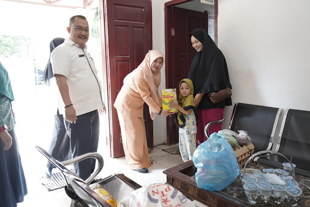 Diskominfo Kabupaten Asahan Serahkan Bantuan Makanan Tambahan kepada 6 Anak Penderita Stunting