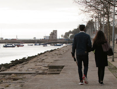 casal passeando à beira-rio