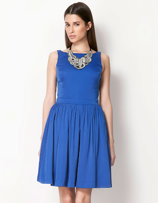 mavi elbise, yakası dantel detaylı pileli