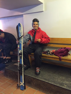 Preparando os equipamentos para esquiar na neve em Bariloche
