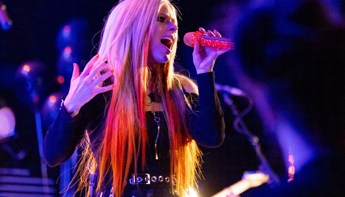 Avril Lavigne pospone tres shows en Canadá por positivo en prueba de COVID-19 dentro de la gira