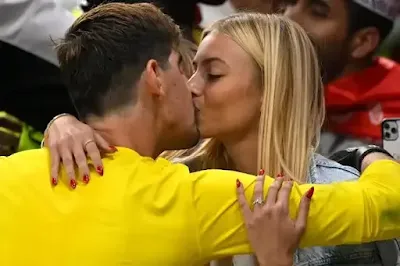 Thibaut Courtois kisses gf