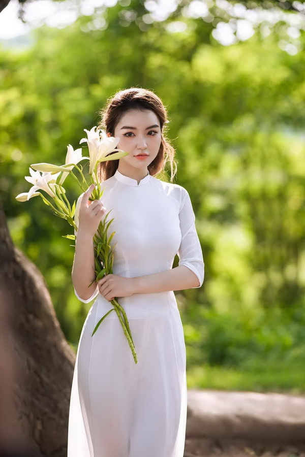Thiếu nữ áo dài trắng, hoa loa kèn