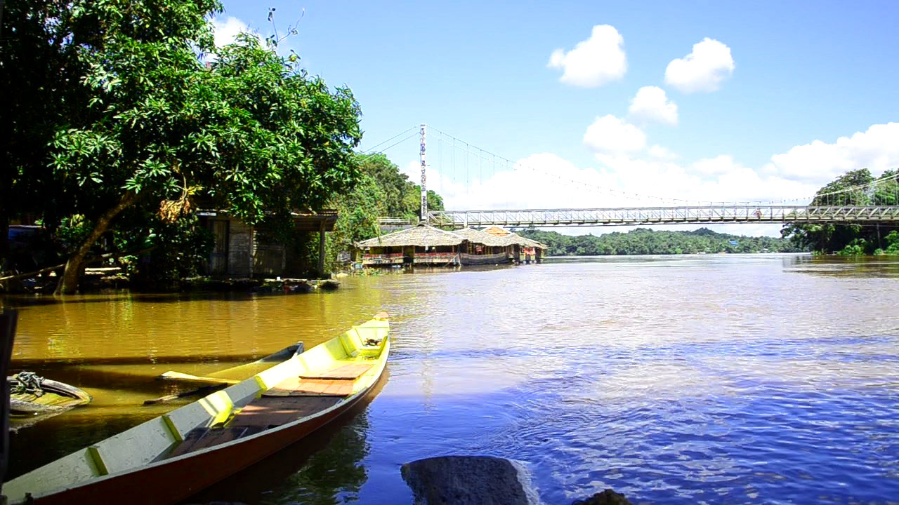 Cafe Bandong berada di tepian sungai Sekayam