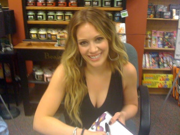 This picture was posted on a fan's twitter as Hilary signed books at 