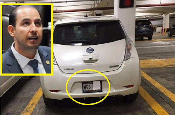 El líder de la bancada del PAN tapa las placas de su auto con un pedazo de papel para no ser multado