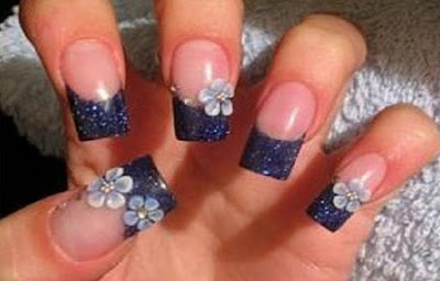 Uñas modernas de flores para manos