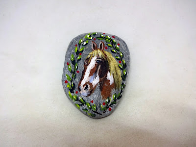 COMO PINTAR PIEDRAS CON CABALLO Y ORLA FLORAL PASO A PASO