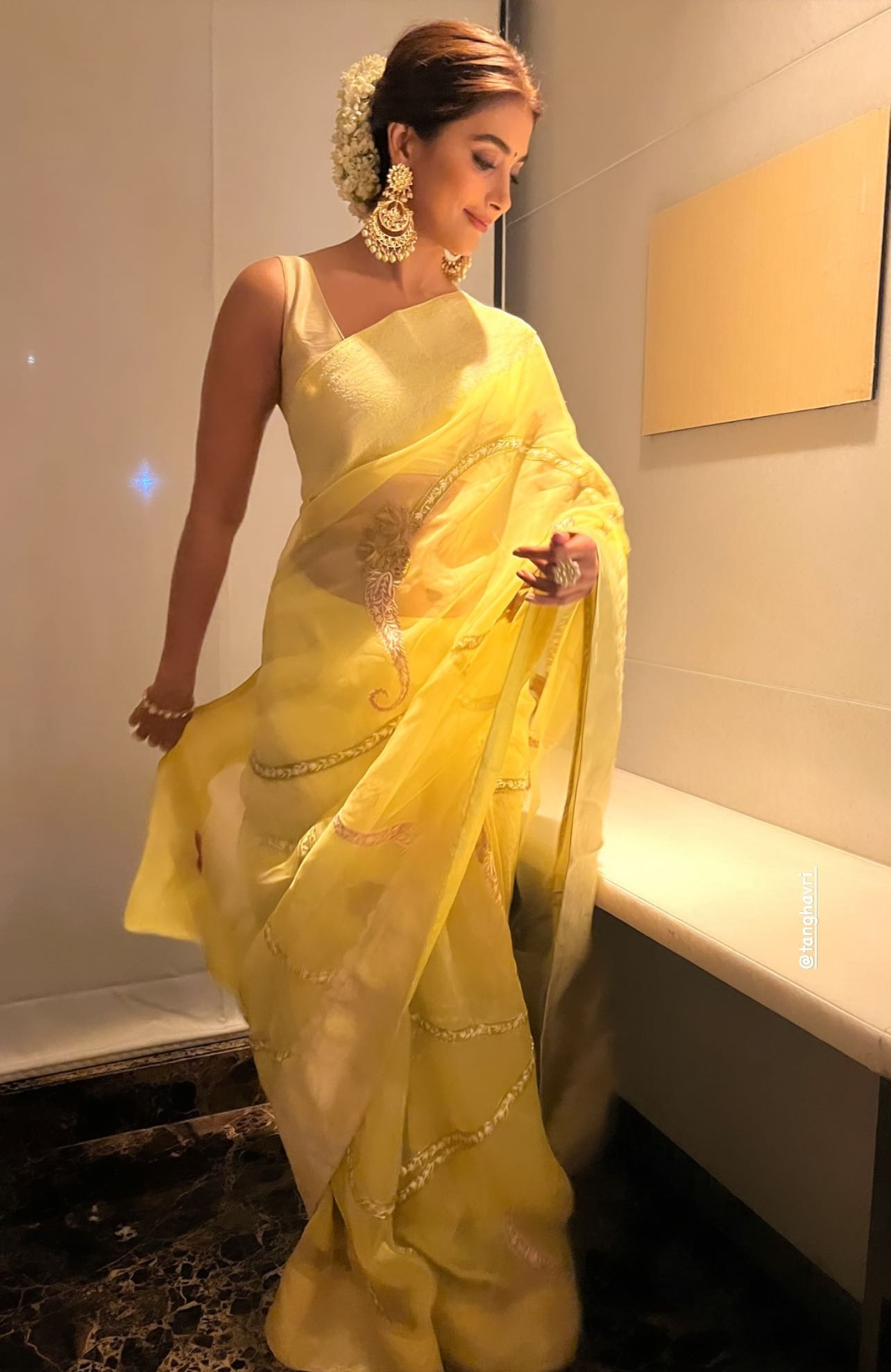 Pooja Hegde looks Elegant in a Beautiful Yellow Saree - Boxofficeindia, Box  Office India, Box Office Collection, Bollywood Box Office, Bollywood Box  Office