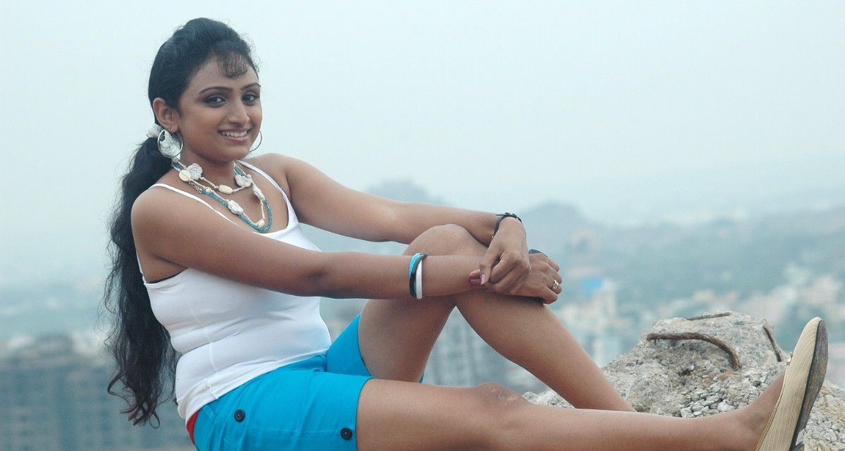 waheeda spicy in white shorts in thakita thakita unseen pics