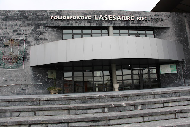 Entrada al polideportivo de Lasesarre