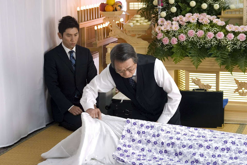 Masahiro Motoki as Daigo Kobayashi [L] and Tsutomu Yamazaki as Sasaki [R] in Departures (おくりびと)
