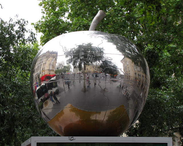 La Quatrième Pomme, The Fourth Apple by Franck Scurti, place de Clichy, Paris