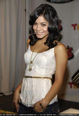 vanessa hudgens 2011 hair short