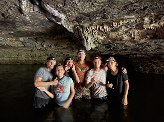 Familia de excursionistas sonrientes posando para una foto en el interior de una galería de las Cavernas Jumandi, disfrutando de una experiencia inolvidable de exploración subterránea.