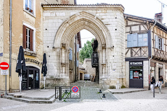 Ailleurs : Porte des Jacobins, dernier vestige du couvent des Dominicains de Bourg-en-Bresse