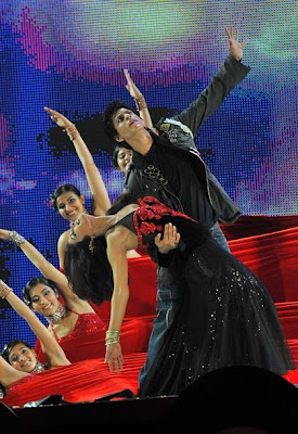 More pictures of Srk and Priyanka Chopra performing at New Age Friendship Concert