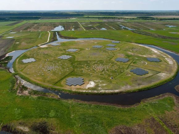 Observatório LOFAR na Holanda - primeiro sinal de rádio detectado de um exoplaneta