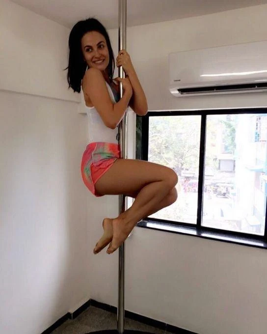 elli avrram pole dance bollywood actress