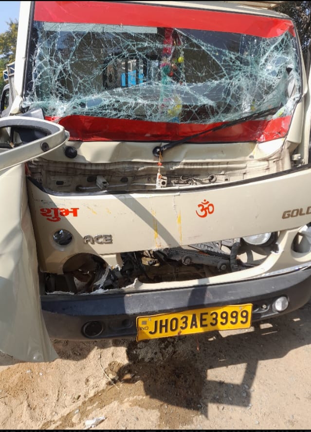  पिकअप और ट्रक के बीच टक्कर में चालक गंभीर रूप से घायल durghatna