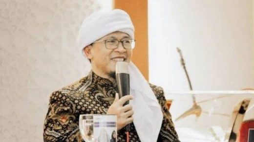 Sahabat pendakwah kondang Aa Gym, Ustaz Fatullah angkat bicara usai hebohnya unggahan anak Aa Gym yang membeberkan perilaku ayahnya terhadap ibunya, Teh Nini.