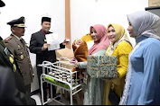 Pj. Bupati Bener Meriah Bersama Istri Kembali Berikan Akta Kelahira Program ALIB BATA