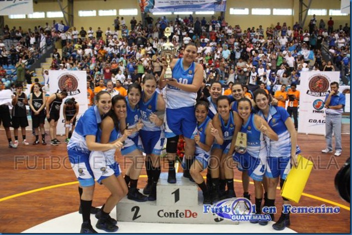 la bicolor con la copa de campeonas