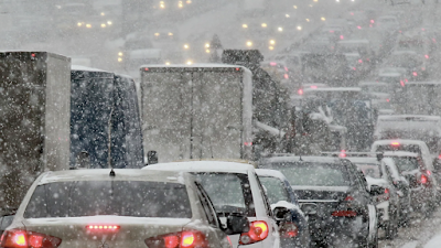 Moscow Paralyzed by Huge Traffic Jams in Depth of Night Over Heavy Snowfall