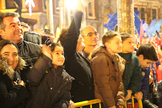 Miles de personas llenan las calles de Barakaldo al paso de la cabalgata de Reyes