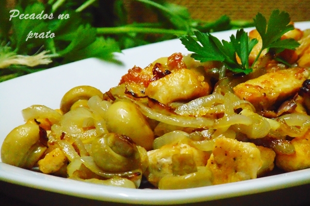 Receita de cubos de frango com cebolada e cogumelos