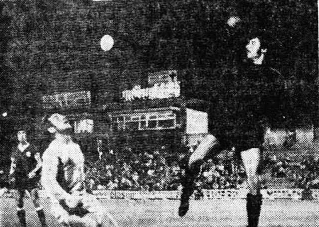 Joaquim Torres despeja ante Lizarrade. REAL VALLADOLID DEPORTIVO 0 VITÓRIA F. C. SETÚBAL 0. Desempate a penaltis: REAL VALLADOLID DEPORTIVO 6 VITÓRIA FC SETÚBAL 5 Miércoles 28/08/1974, 23:00 horas. III Trofeo Ciudad de Valladolid, semifinal. Valladolid, estadio José Zorrilla. GOLES: No hubo.