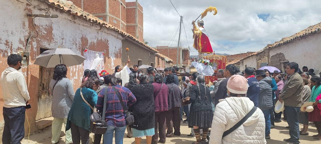 Fest zu Ehren von Erzengel Michael in Ravelo. Potosí - Bolivien. Michael – Bannerträger Gottes, Erzengel und Patron der Pfarrkirche in Ravelo Bolivien.