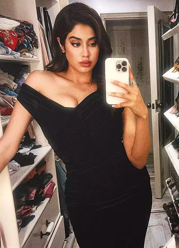 janhvi kapoor hot selfie curvy indian actress