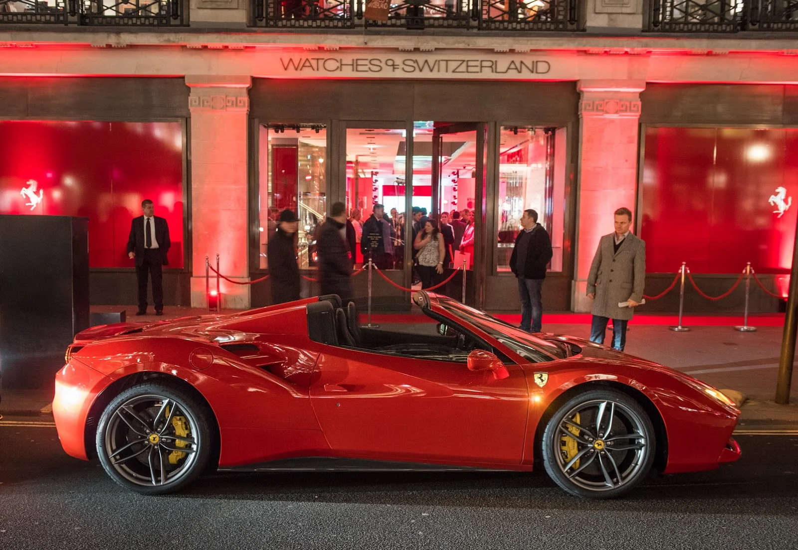 Ferrari 488 Spider ra mắt tại sự kiện VIP ở London