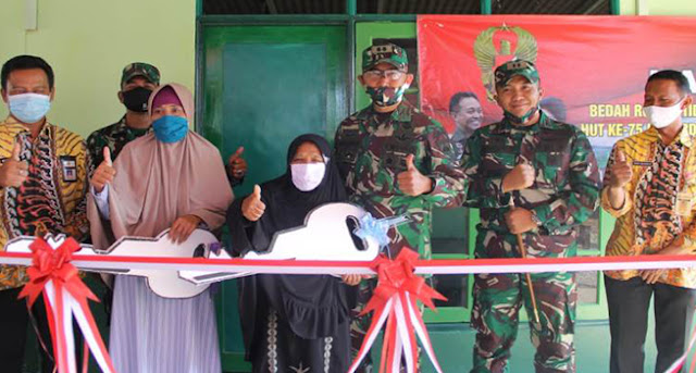 Kodim Sragen - Kasrem 074 Serahkan Kunci Rumah Warga di Sragen Usai Dibangun