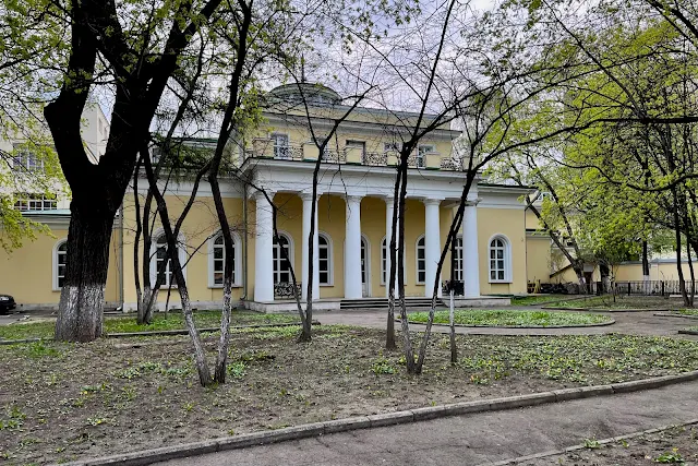Гранатный переулок, бывшая усадьба Зубовых - Леонтьевых (построена в 1846 году)
