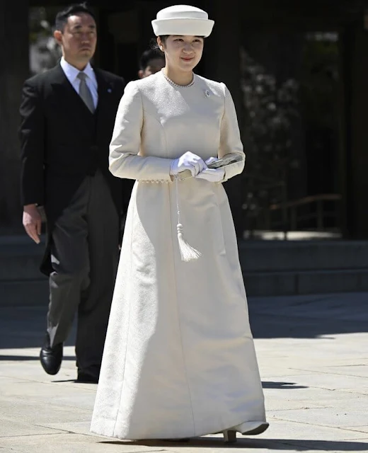 Japanese Princess Aiko wore a white silk satin long dress and hat, pearl brooch and earrings. Aiko offers sacred branch