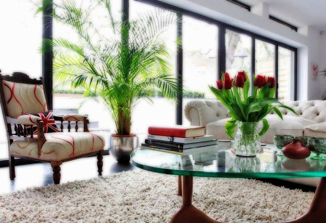 Beautiful Living Room Design with Glass Flower Vase
