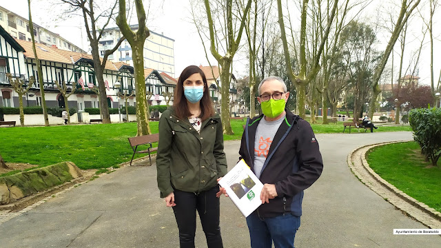 Alba Delgado y Javier Vázquez hoy en el parque de San Vicente.jpg