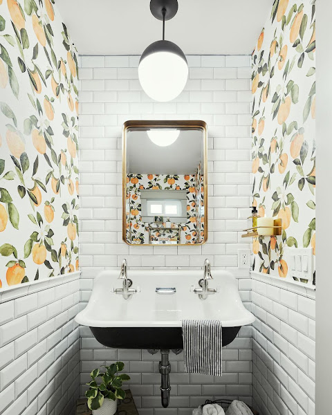 Baño blanco con papel pintado con motivos de melocotón