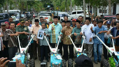 Anggota DPR RI -  Hermanto Bersama Bupati Irdinansyah Serahkan Bantuan Hand Tractor Kepada Petani Tanah Datar 