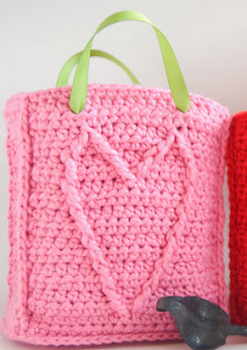 http://translate.googleusercontent.com/translate_c?depth=1&hl=es&rurl=translate.google.es&sl=auto&tl=es&u=http://www.mooglyblog.com/cable-heart-gift-bag-crochet-pattern/&usg=ALkJrhhqJM2KV8RfImg3YVwJ862J5dz5EQ