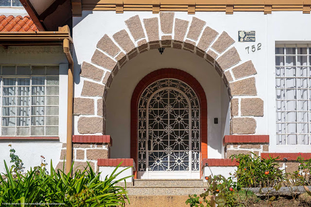 Casa na Avenida João Gualberto - detalhe da porta de entrada