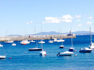 Se ve final del muelle y algunas embarcaciones